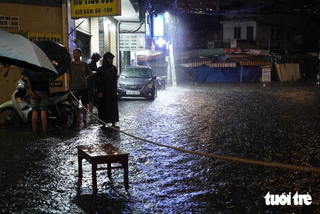 Heavy rain hits central Ho Chi Minh City, traffic congestion reported - Ảnh 10.