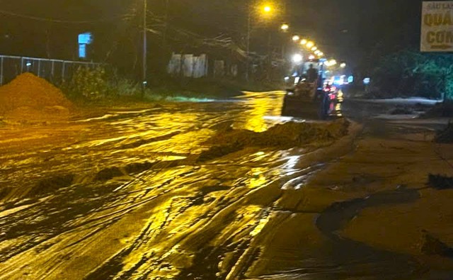 Sand floods repeatedly wash onto road to Vietnam’s Mui Ne resort area - Ảnh 2.