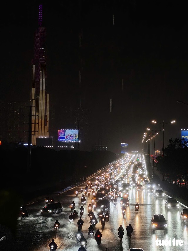 Heavy rain hits central Ho Chi Minh City, traffic congestion reported - Ảnh 14.
