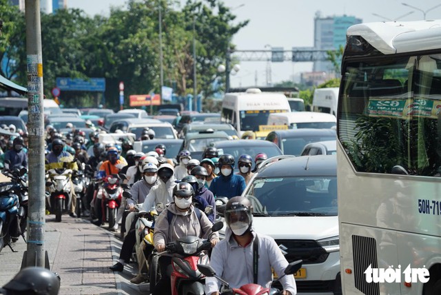 Bodhi tree crashes down at busy Ho Chi Minh City intersection, causing major traffic jam - Ảnh 5.