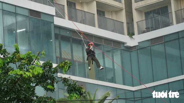 Super firefighting robot joins fire drill at 50-story Da Nang hotel- Ảnh 6.