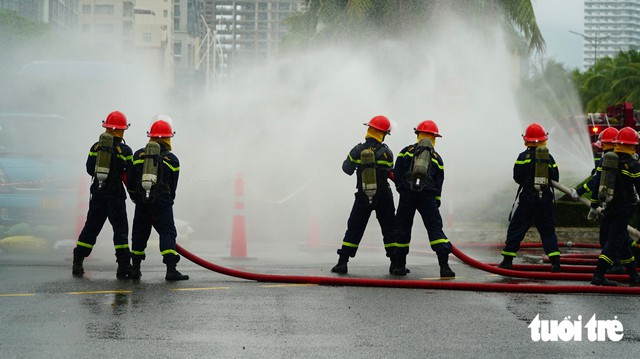 Super firefighting robot joins fire drill at 50-story Da Nang hotel- Ảnh 11.