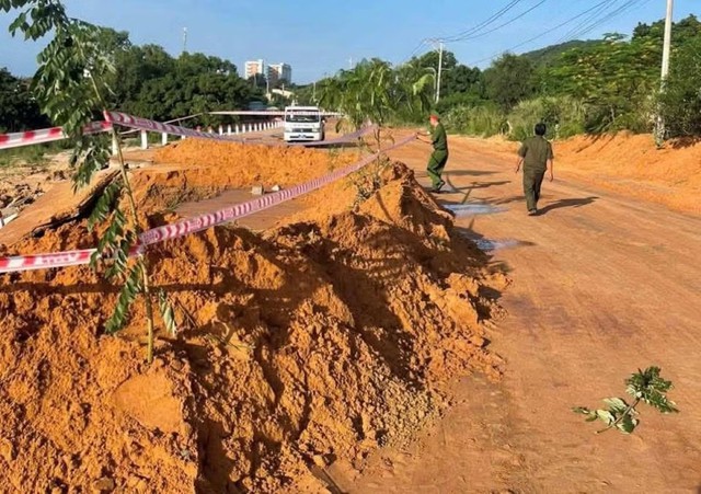Sand floods repeatedly wash onto road to Vietnam’s Mui Ne resort area - Ảnh 4.