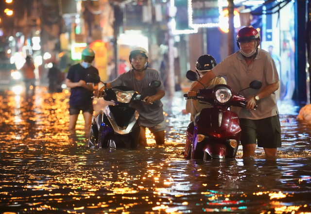 Central, southern Vietnam brace for heavy rain, localized flooding- Ảnh 2.