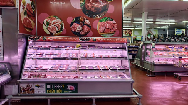 Why imported meat can be cheaper than domestic products despite traveling halfway around the world - Ảnh 1.