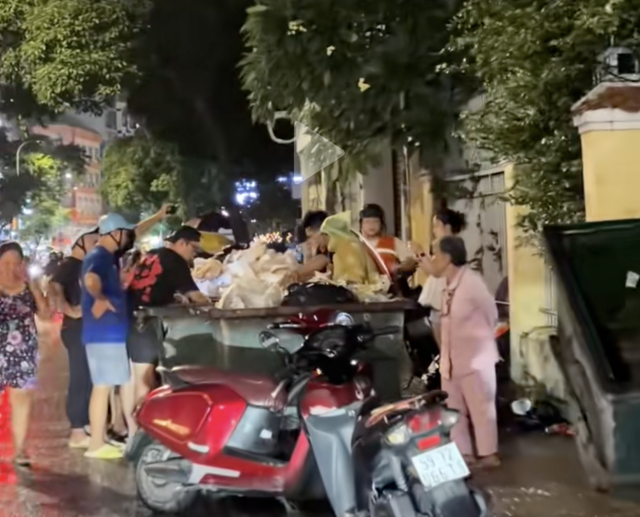 Eatery staff in Ho Chi Minh City rummage through 3 garbage vehicles for Singaporean tourists’ missing money - Ảnh 1.