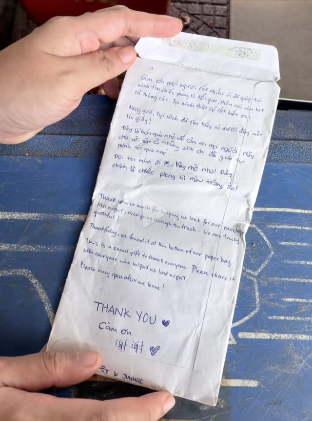 Eatery staff in Ho Chi Minh City rummage through 3 garbage vehicles for Singaporean tourists’ missing money - Ảnh 2.