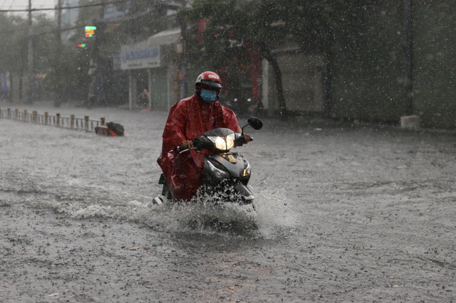 Why are Ho Chi Minh City flood-prone areas now flooding for longer? - Ảnh 1.