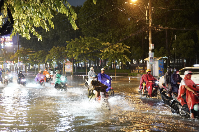 Why are Ho Chi Minh City flood-prone areas now flooding for longer? - Ảnh 2.