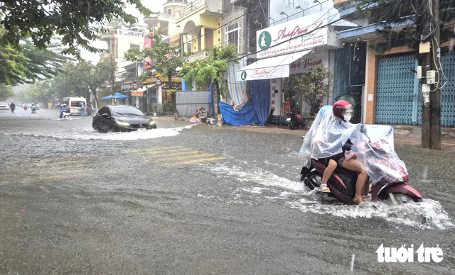 Heavy rains flood Da Nang streets, trigger landslides - Ảnh 1.