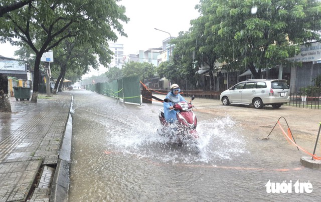 Heavy rains flood Da Nang streets, trigger landslides - Ảnh 3.