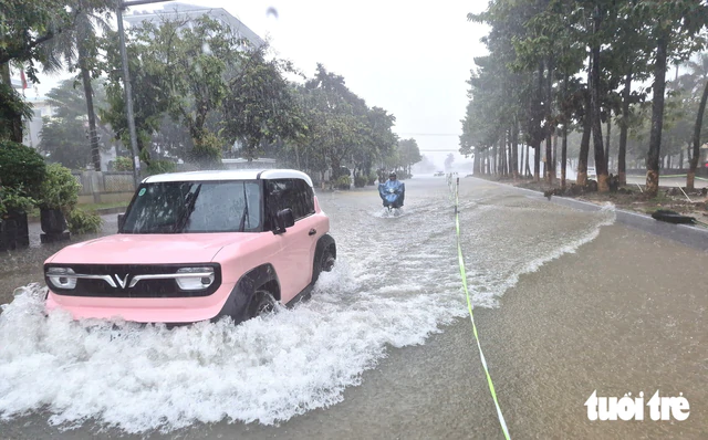 Heavy rains flood Da Nang streets, trigger landslides - Ảnh 4.