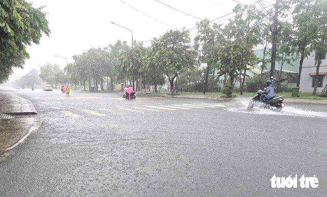 Heavy rains flood Da Nang streets, trigger landslides - Ảnh 5.