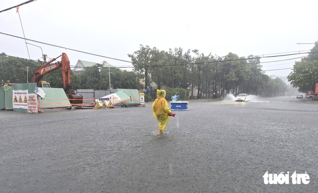 Heavy rains flood Da Nang streets, trigger landslides - Ảnh 6.