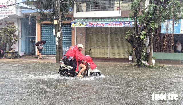 Heavy rains flood Da Nang streets, trigger landslides - Ảnh 7.