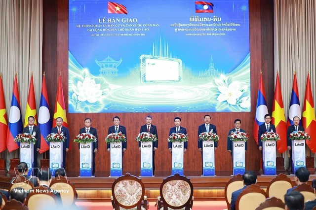 Vietnamese PM Le Minh Hung holds talks with Lao counterpart Saleumxay Kommasith - Ảnh 1.