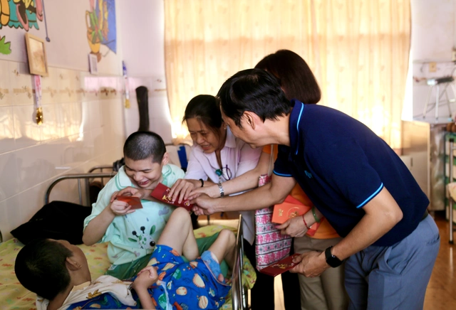 Tết cho em 2026 mang hơi ấm yêu thương đến làng Hòa Bình- Ảnh 8.