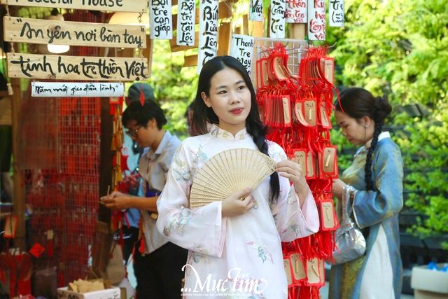 Giới trẻ rộn ràng du xuân, xin chữ tại Lễ hội Tết Việt Bính Ngọ - Ảnh 5.