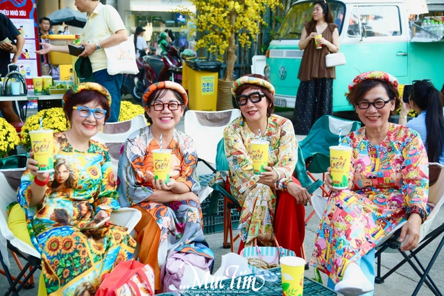 Giới trẻ rộn ràng du xuân, xin chữ tại Lễ hội Tết Việt Bính Ngọ - Ảnh 12.