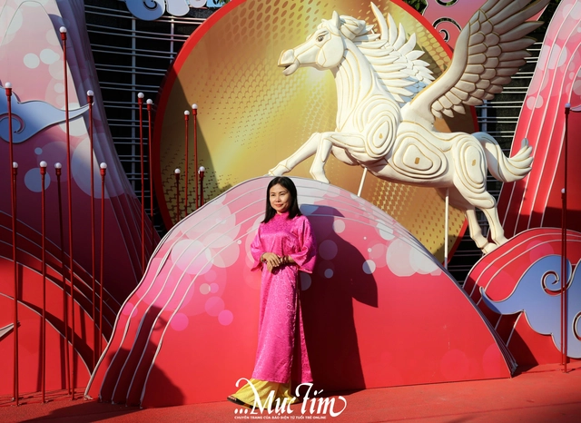 Giới trẻ rộn ràng du xuân, xin chữ tại Lễ hội Tết Việt Bính Ngọ - Ảnh 2.