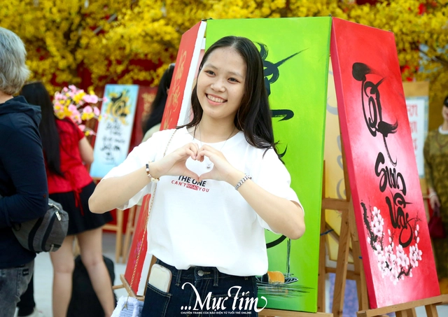 Giới trẻ rộn ràng du xuân, xin chữ tại Lễ hội Tết Việt Bính Ngọ - Ảnh 4.