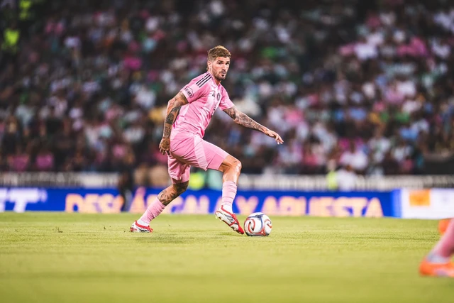 Messi cùng Inter Miami có chiến thắng đầu tiên trong năm 2026 - Ảnh 1.