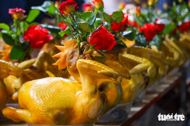 Hanoi market bustles on ‘Kitchen Gods’ worshiping day- Ảnh 1.