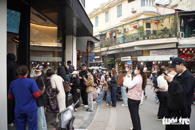 Foreign tourists, locals queue in Hanoi for premium Japanese matcha despite high prices - Ảnh 1.