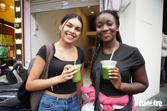 Foreign tourists, locals queue in Hanoi for premium Japanese matcha despite high prices - Ảnh 2.