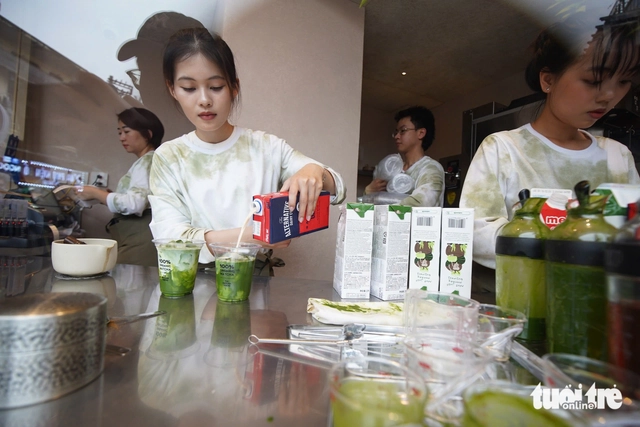 Foreign tourists, locals queue in Hanoi for premium Japanese matcha despite high prices - Ảnh 3.