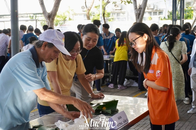 Thầy trò Trường THPT Gia Định gìn giữ hương vị Tết Việt- Ảnh 2.