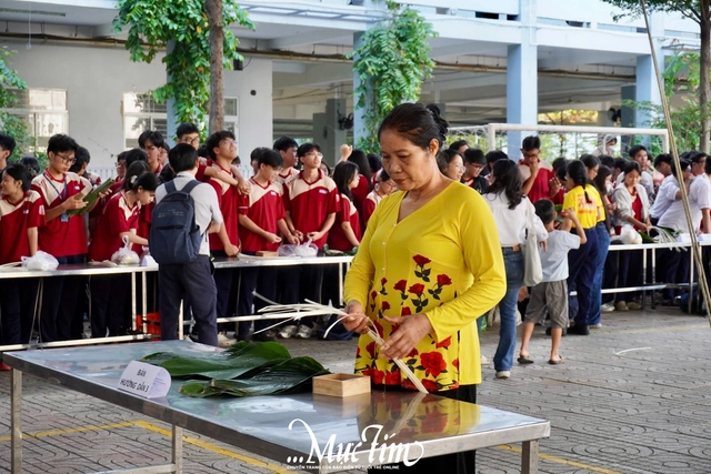 Thầy trò Trường THPT Gia Định gìn giữ hương vị Tết Việt- Ảnh 4.