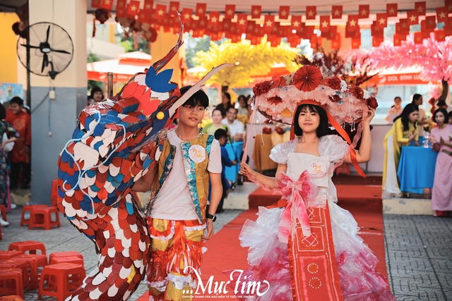 Sàn diễn thời trang tái chế gây chú ý Hội xuân Trường THCS Lương Định Của- Ảnh 2.