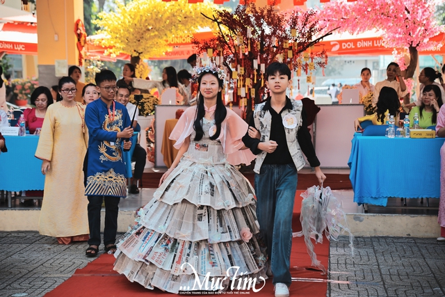 Sàn diễn thời trang tái chế gây chú ý Hội xuân Trường THCS Lương Định Của- Ảnh 3.