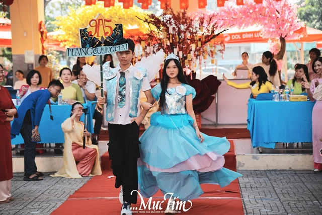 Sàn diễn thời trang tái chế gây chú ý Hội xuân Trường THCS Lương Định Của- Ảnh 6.