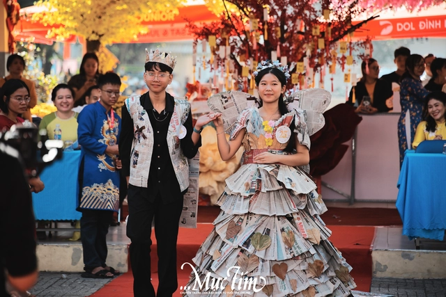 Sàn diễn thời trang tái chế gây chú ý Hội xuân Trường THCS Lương Định Của- Ảnh 7.