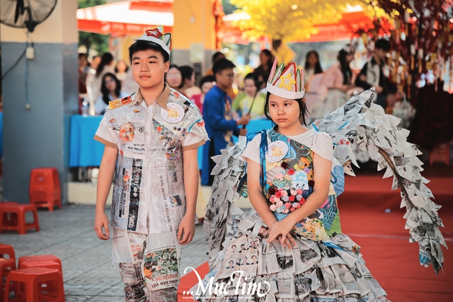 Sàn diễn thời trang tái chế gây chú ý Hội xuân Trường THCS Lương Định Của- Ảnh 9.