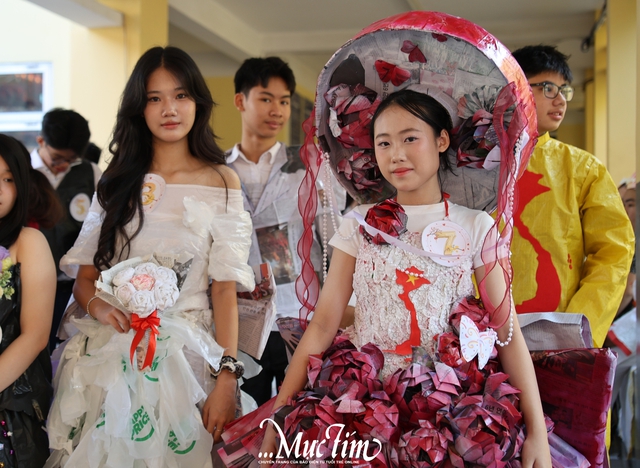 Sàn diễn thời trang tái chế gây chú ý Hội xuân Trường THCS Lương Định Của- Ảnh 10.