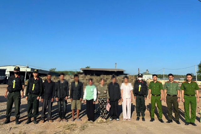 7 Cambodian workers deported from Vietnam for illegal employment - Ảnh 1.