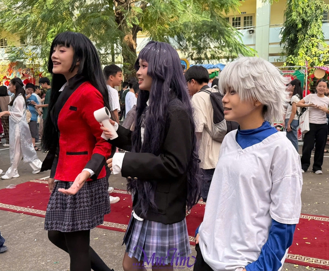 Học sinh cosplay 'khách quốc tế' dạo chơi hội xuân Trường THCS Hoa Lư- Ảnh 4.