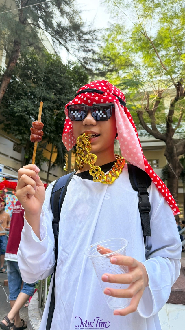 Học sinh cosplay 'khách quốc tế' dạo chơi hội xuân Trường THCS Hoa Lư- Ảnh 6.