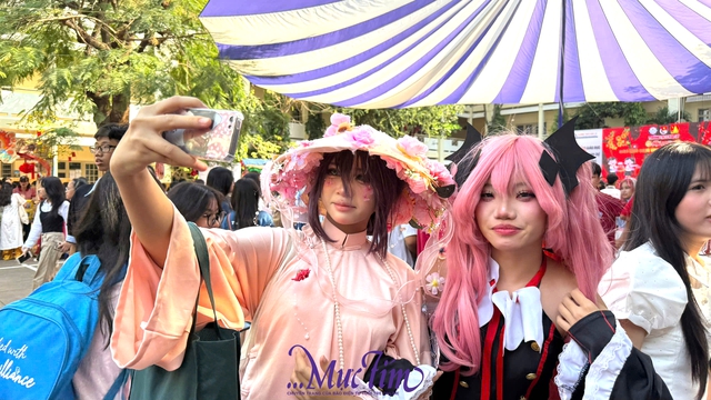 Học sinh cosplay 'khách quốc tế' dạo chơi hội xuân Trường THCS Hoa Lư- Ảnh 1.