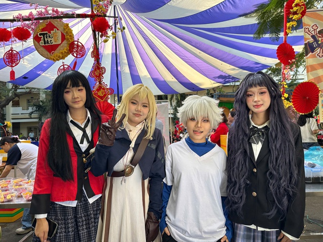 Học sinh cosplay 'khách quốc tế' dạo chơi hội xuân Trường THCS Hoa Lư- Ảnh 3.