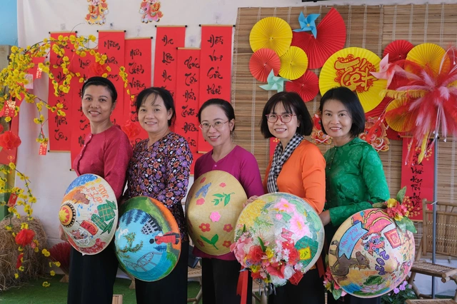 Học trò Trường THCS Tăng Nhơn Phú B thể hiện dấu ấn riêng qua nón lá- Ảnh 9.