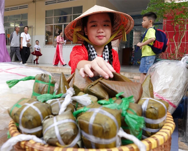 Không khí Tết sớm đầy hứng khởi tại các trường học ở Cần Thơ- Ảnh 1.