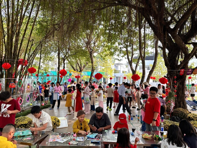 Trường TH - THCS - THPT Nam Sài Gòn rộn ràng ngày hội Xuân yêu thương - Ảnh 1.