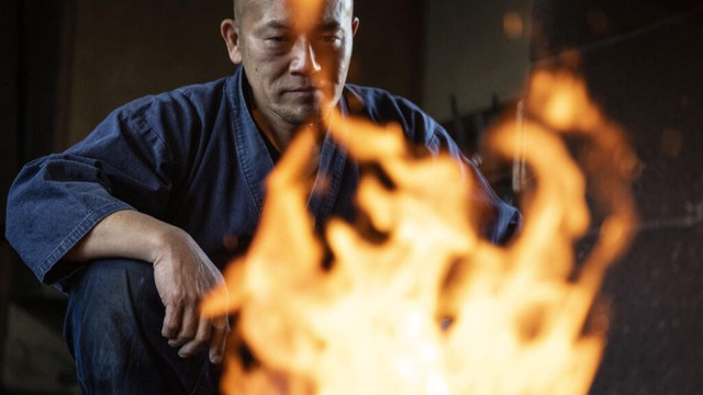 'Artists of steel': Japanese swords forge new fanbase - Ảnh 1.