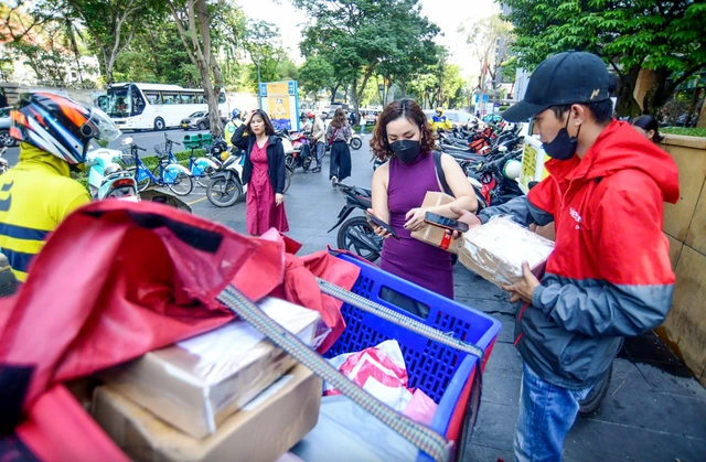 Vietnam e-commerce sales rise as online shoppers turn more price-conscious- Ảnh 1.