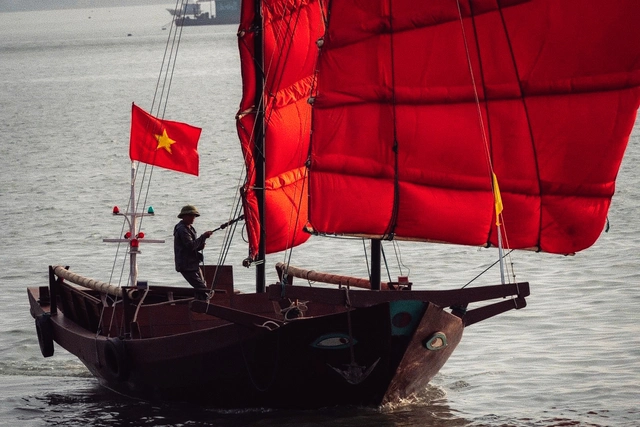 Traditional junks return to Vietnam’s Ha Long Bay, stir memories, tourism hopes- Ảnh 2.