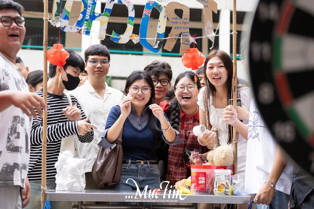 ‘Cháy’ sạch hơn 5.000 vé, hội xuân học trò rộn ràng như một phiên chợ Tết- Ảnh 1.